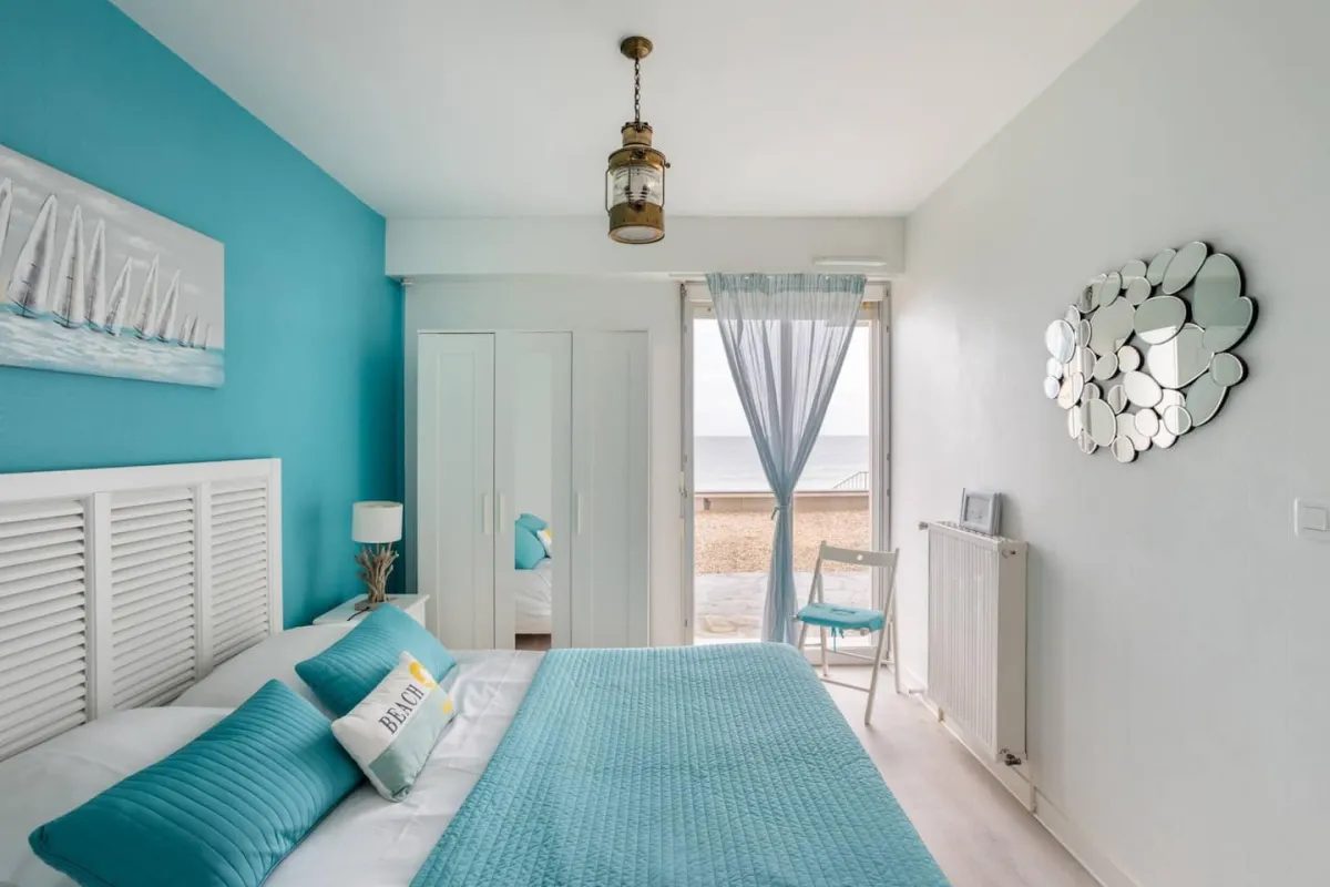 Chambre aux tons bleu émeraude avec vue sur la mer, logement géré par la conciergerie